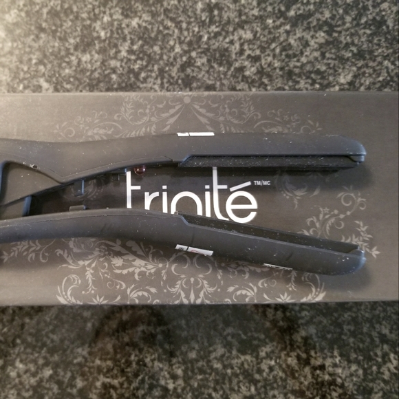 Mini/ Travel Hair Straightener - Picture 3 of 3